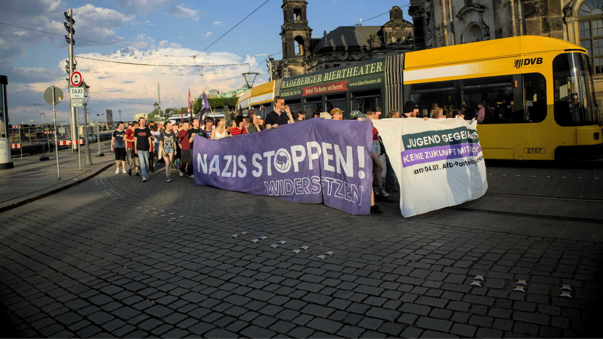 Die Jugend gegen steht auf gegen die sich annahende Rechte Politik