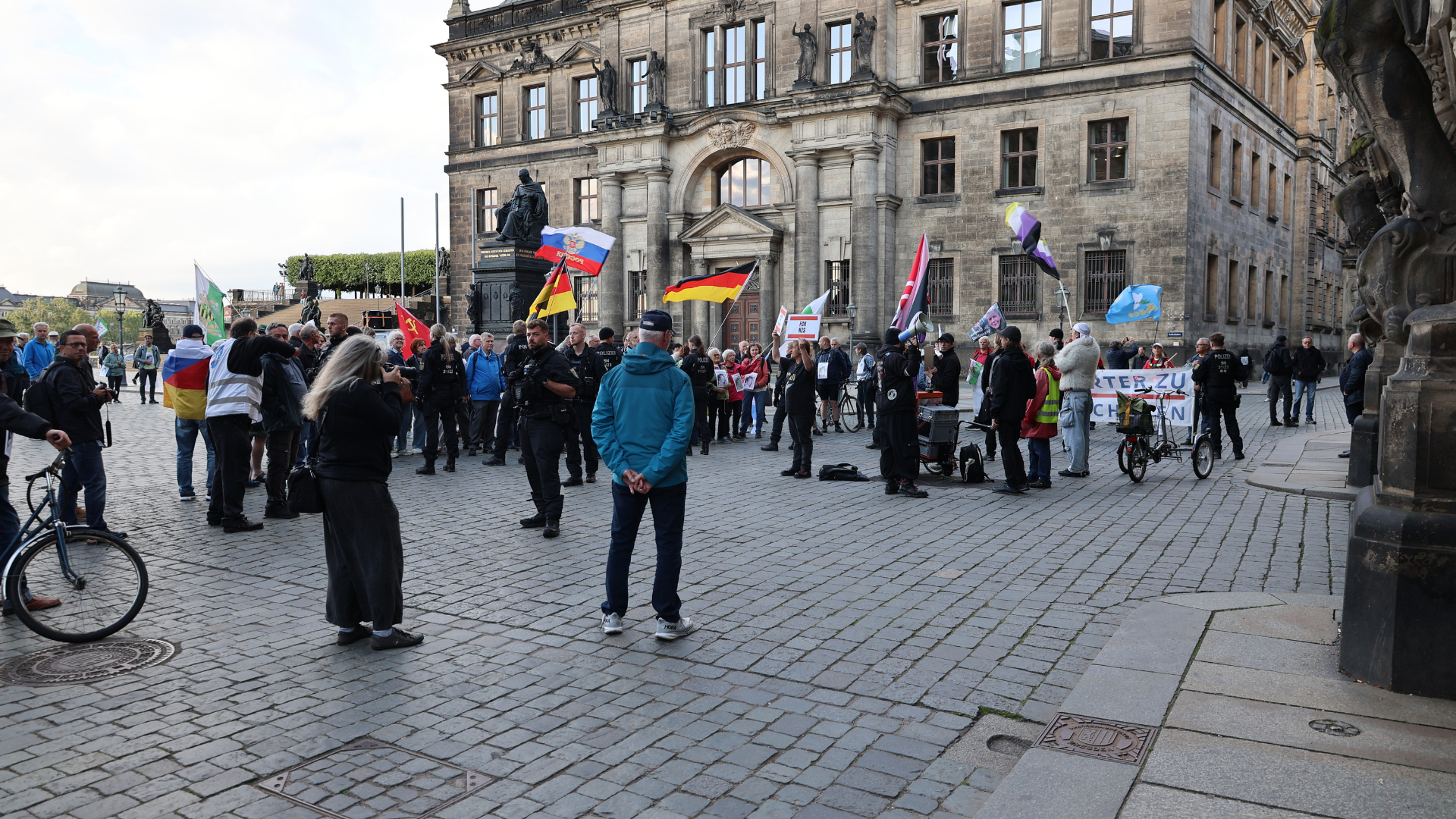 Montagsprotest der Freien Sachsen: Anfeindungen gegen Presse und Streit um Lautstärke